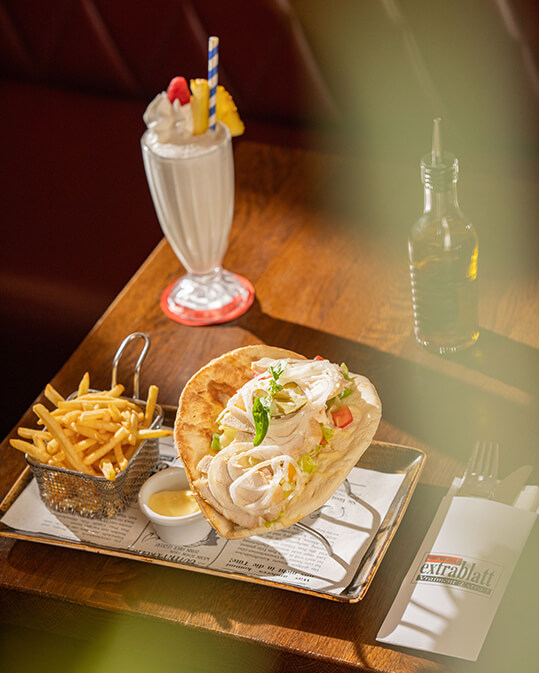 Pita au poulet, frites et milkshake