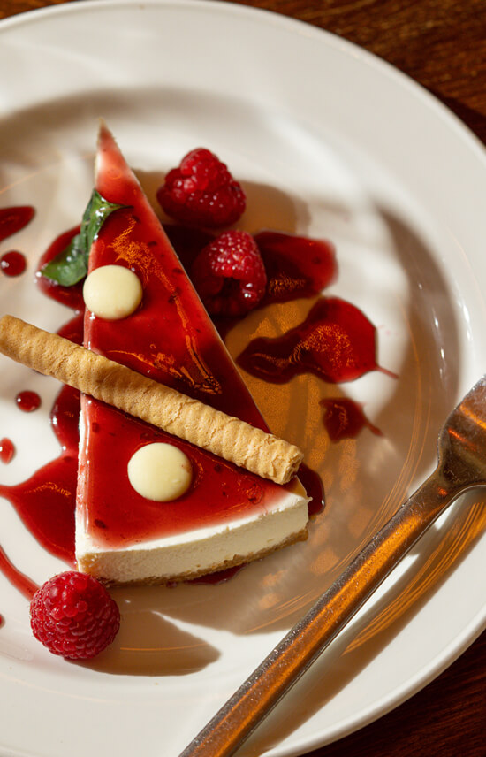 Part de cheesecake au coulis de fruits rouges
