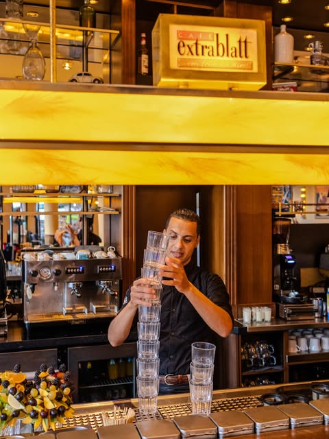 Au bar, verres empilés